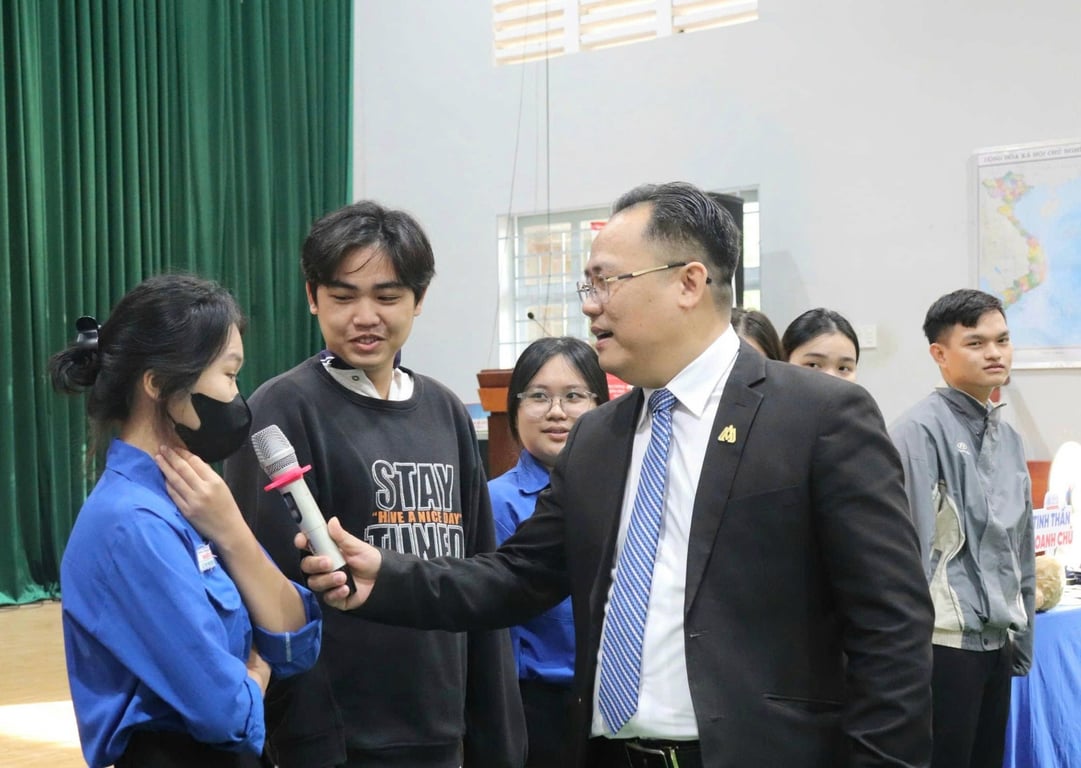 HSU đồng hành THPT Điểu Cải: tăng cơ hội nhận học bổng sớm 2026 lên đến 70%