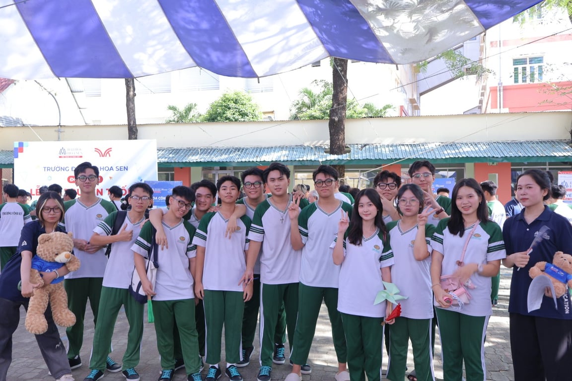 HSU lan tỏa tinh thần học tập tại Lễ hội Truyền thống Trường Trương Vĩnh Ký