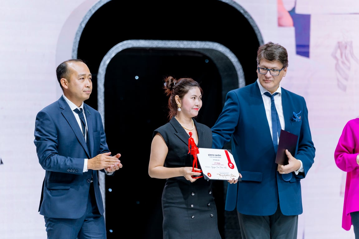 sinh-vien-thoi-trang-van-lang-toa-sang-tai-pierre-cardin-young-designers-award-2025-b.jpg
