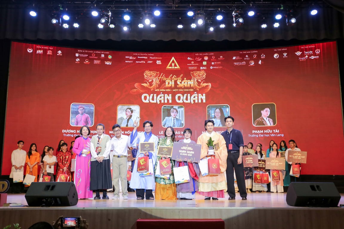 vlu-chung-ket-heritage-brand-review-award-2025-mua-2-d.jpg