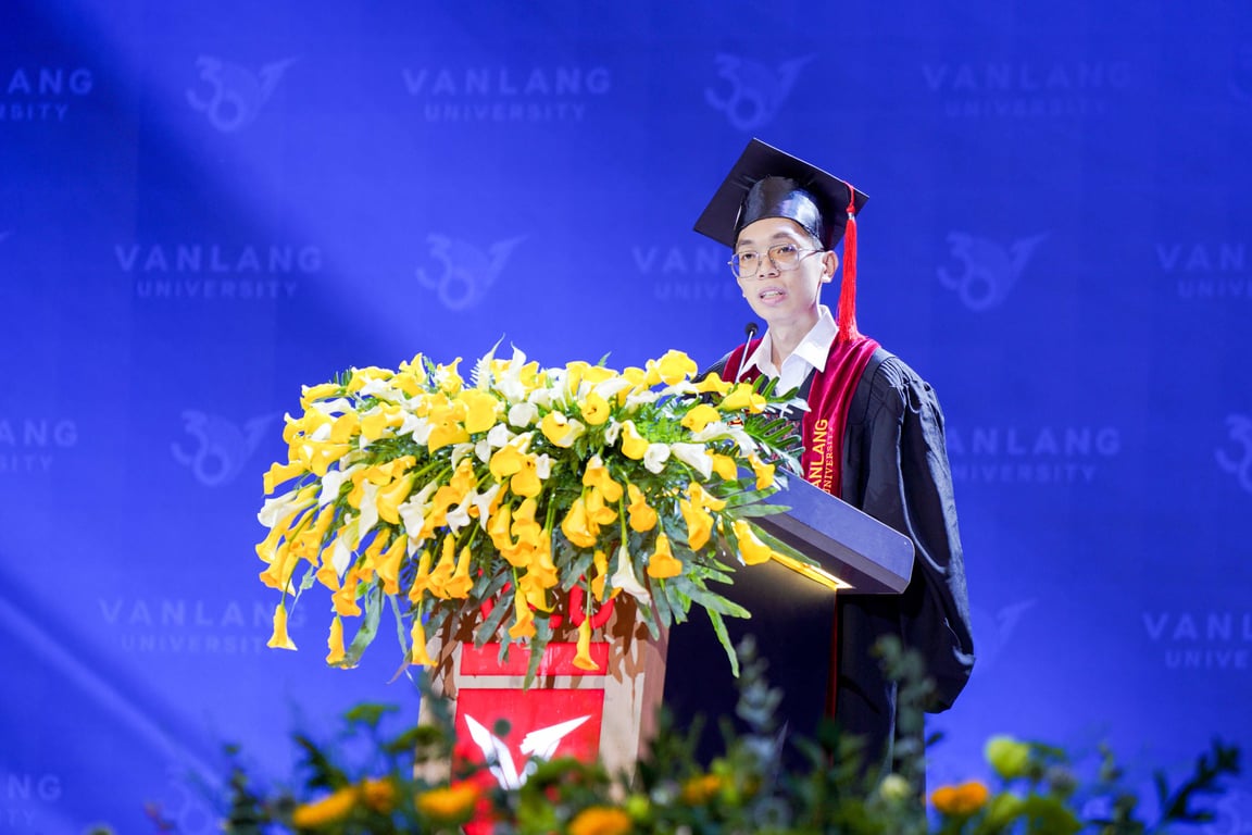 vlu-thu-khoa-quan-tri-kinh-doanh-buoc-ngoat-chuyen-nganh-va-hanh-trinh-tim-lai-dam-me-tai-vlu-b.jpg