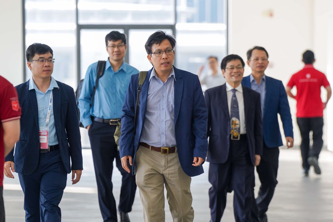 vlu-gs-tran-the-truyen-dai-hoc-deakin-australia-tri-tue-nhan-tao-chi-thay-the-nhiem-vu-khong-thay-the-con-nguoi-e.jpg