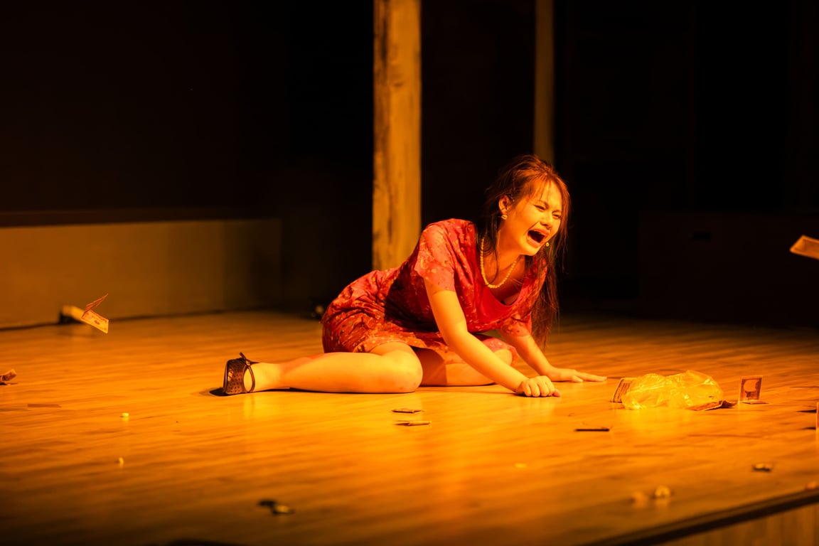 vlu-quy-o-voi-nguoi-dau-an-nghe-thuat-dam-chat-nhan-van-trong-buoi-bao-cao-tot-nghiep-cua-sinh-vien-khoa-27-c.jpg