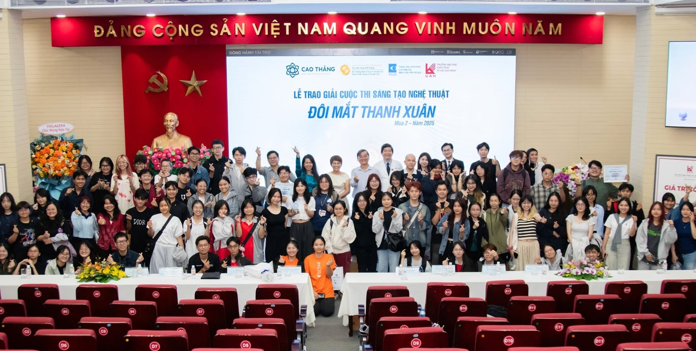Có thể là hình ảnh về một hoặc nhiều người và văn bản cho biết 'DONEHINNTAITEO NG SẢN VIỆT NAM QUANG VINH MUÔN NĂM CAO THĂNG VICLACIAA Sadem LỄ TRAO GIÁI CUỘC THI SÁNG TAO NGHE THUẤT ĐÔI MẮT THANH THANHXUÂN XUÂN Ma2 Nauy W212 125 © @ M CIA TRISC M D6 07 DE SIM ਦਈ DO CH'