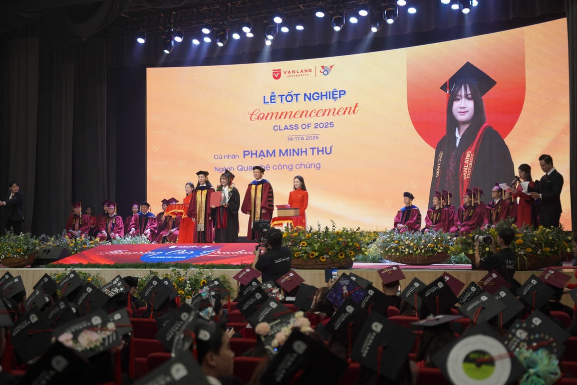vlu-thu-khoa-pr-va-bai-hoc-di-bat-bien-ung-van-bien-trong-thoi-dai-bien-doi-c.jpg