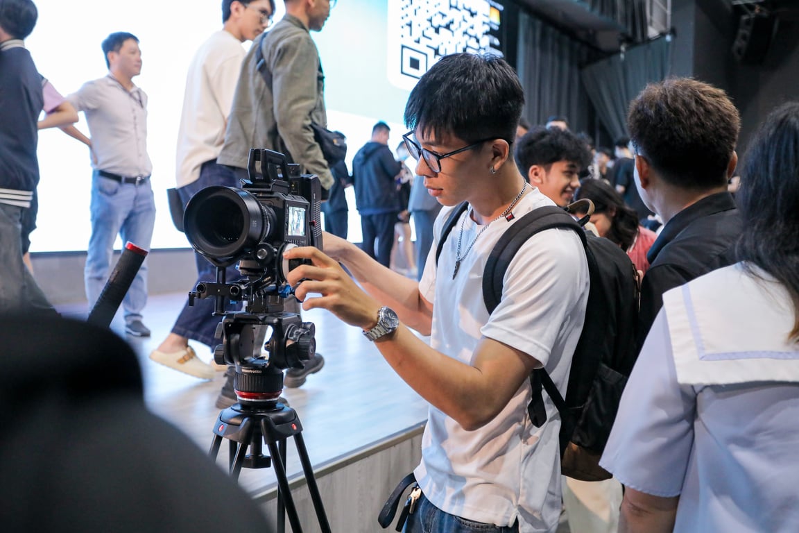 sinh-vien-thiet-ke-my-thuat-so-cham-cong-nghe-dien-anh-toi-gian-blackmagic-camera-&-davinci-resolve-c.jpg