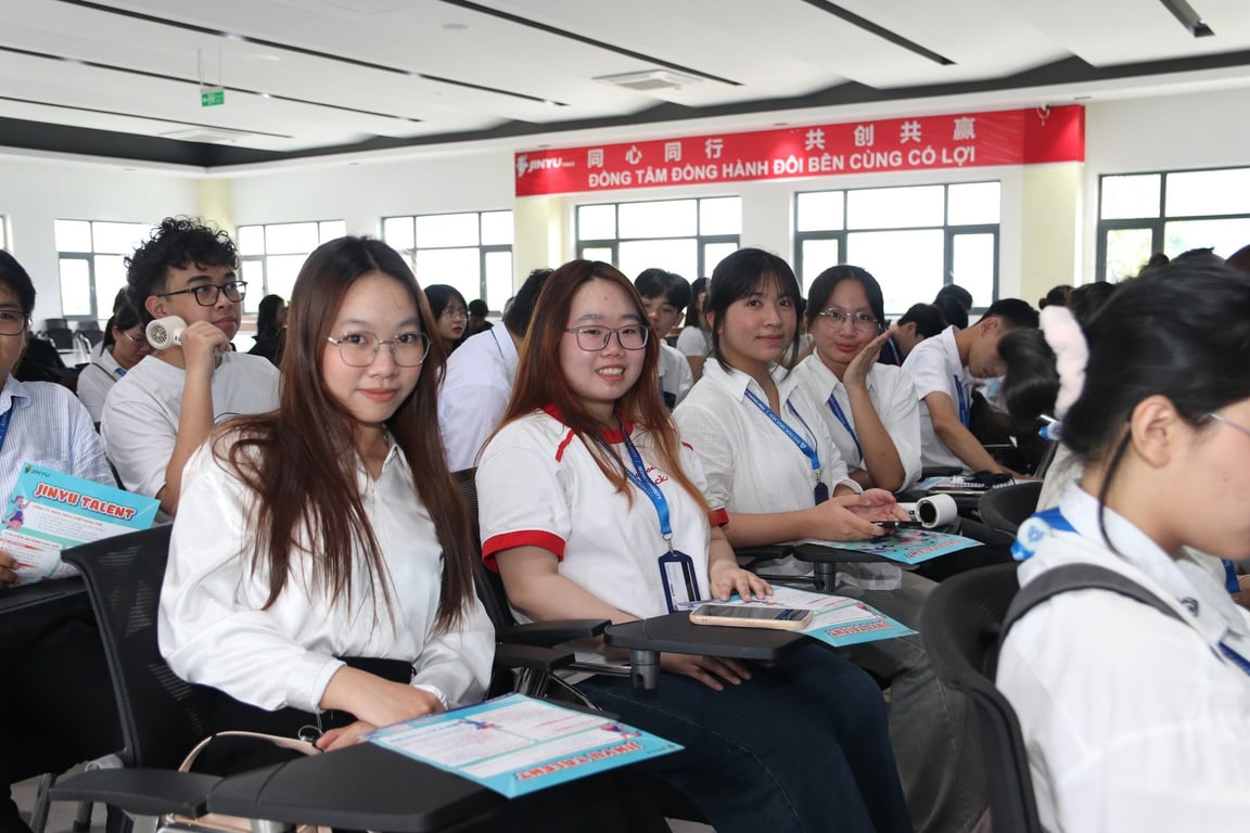 Sinh viên Ngôn ngữ Trung Quốc HSU trải nghiệm thực tế tại Jinyu Company Tour 2025