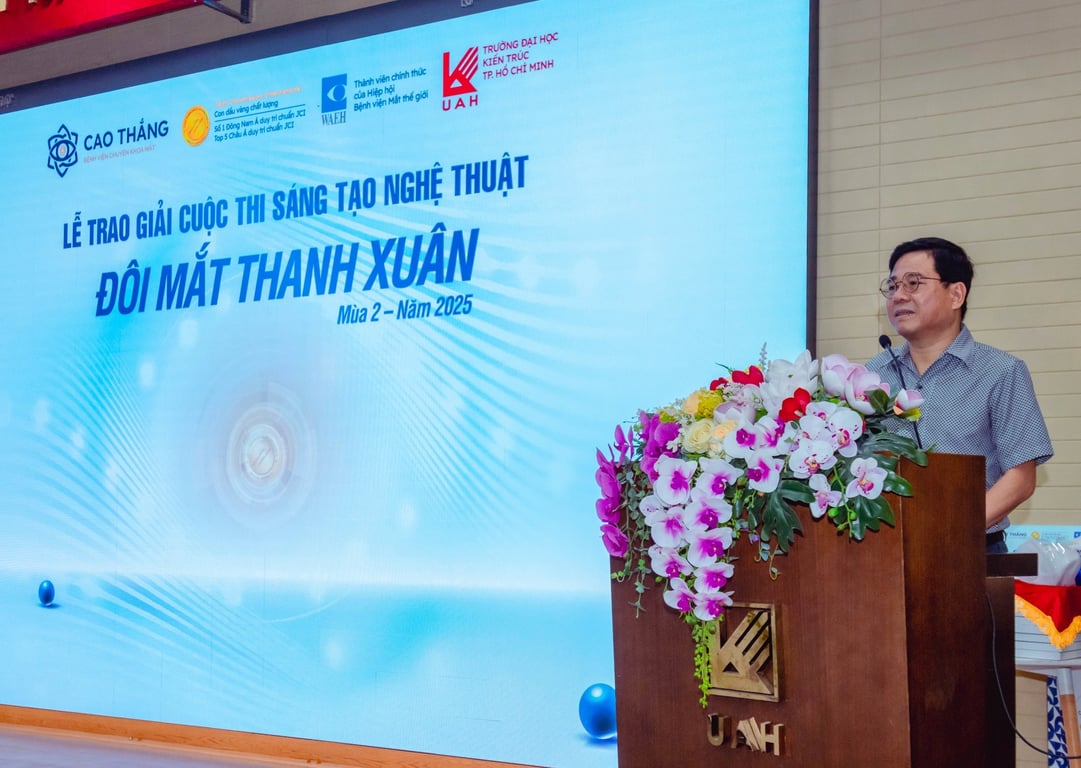 Có thể là hình ảnh về cái bục và văn bản cho biết 'TRƯỜNG AI Hoc KIENT KIENT ENTRÚC ENTRUC TP.HÓCHIMINH MINH TP.HO Thảnh chinh hức Bộn ธิติำวัา jaHilo J4E.H CAO THẮNG Conda 受1D8 ไชยว0ล สงสปก LỄ TRAO GIẢI CUỘC THI SÁNG TẠO NGHỆ THUẬT ĐÔI MẮT THANH XUÂN Mùa2 Mia2-Năm2025 -Năm 2025 H'