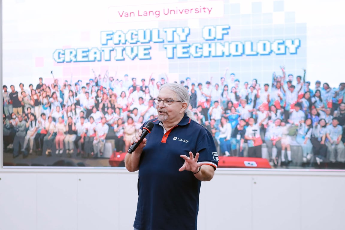sinh-vien-cong-nghe-sang-tao-van-lang-hoc-cach-phat-trien-tua-game-bao-ton-cung-gs-donald-marinelli-a.jpg