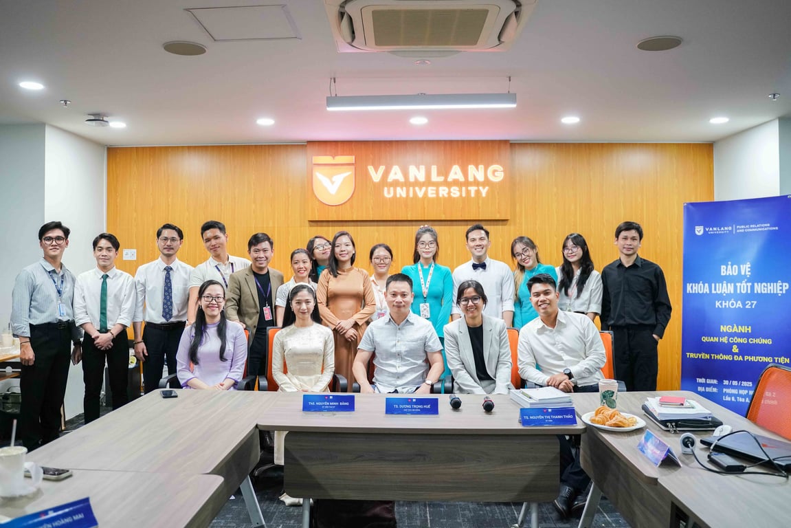vlu-sinh-vien-khoa-27-nganh-quan-he-cong-chung-va-truyen-thong-da-phuong-tien-bao-ve-khoa-luan-tot-nghiep-g.jpg