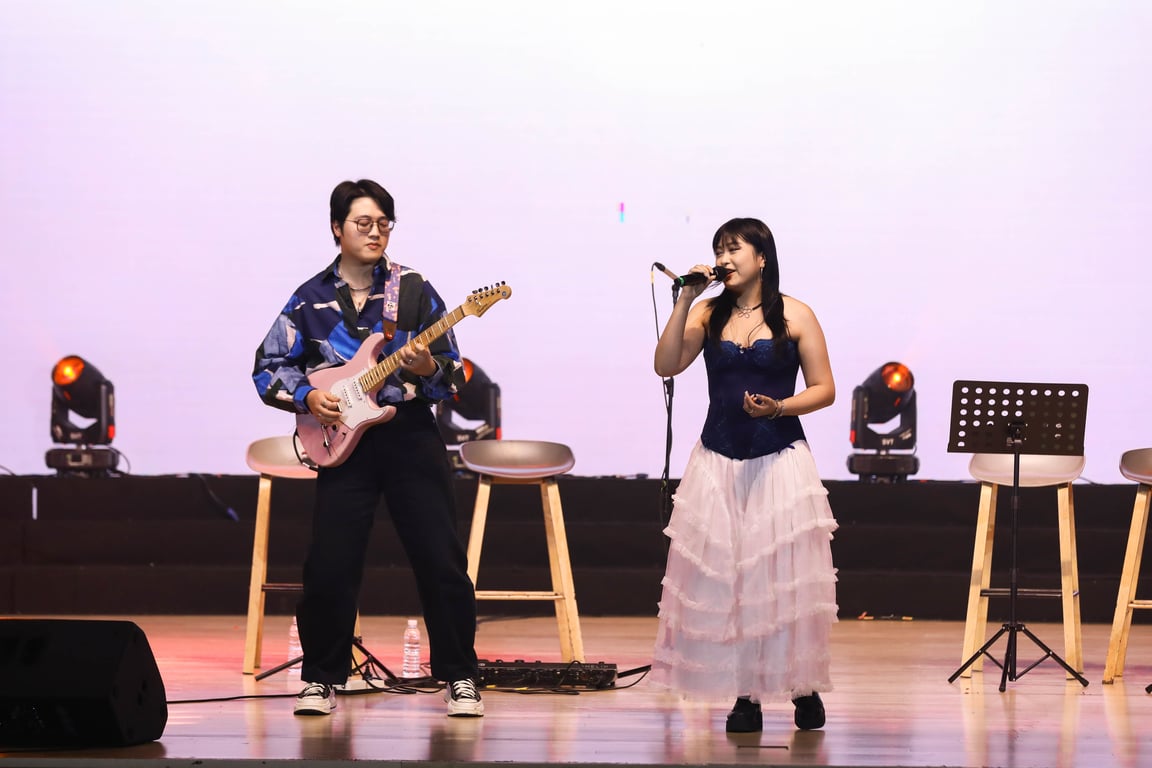 vlu-song-ca-vuot-bien-mang-den-khong-gian-giao-luu-am-nhac-viet–han-tai-truong-dai-hoc-van-lang-3.jpg