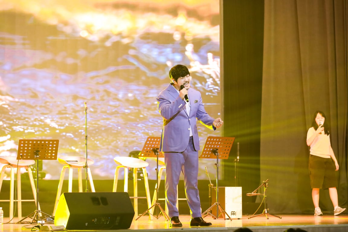 vlu-song-ca-vuot-bien-mang-den-khong-gian-giao-luu-am-nhac-viet–han-tai-truong-dai-hoc-van-lang-2.jpg