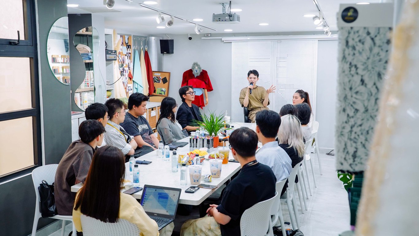vlu-chuc-mung-sinh-vien-nguyen-ngoc-dong-a-k28-thiet-ke-thoi-trang-quan-quan-cuoc-thi-sieu-2025-b.jpg
