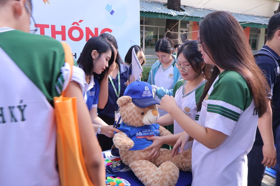 HSU lan tỏa tinh thần học tập tại Lễ hội Truyền thống Trường Trương Vĩnh Ký