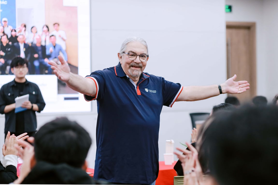 sinh-vien-cong-nghe-sang-tao-van-lang-hoc-cach-phat-trien-tua-game-bao-ton-cung-gs-donald-marinelli-b.jpg