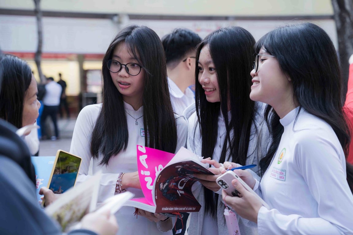 Học bổng Tinh hoa HSU 2026 – Giảm 70% học phí toàn khóa cho tân sinh viên xuất sắc