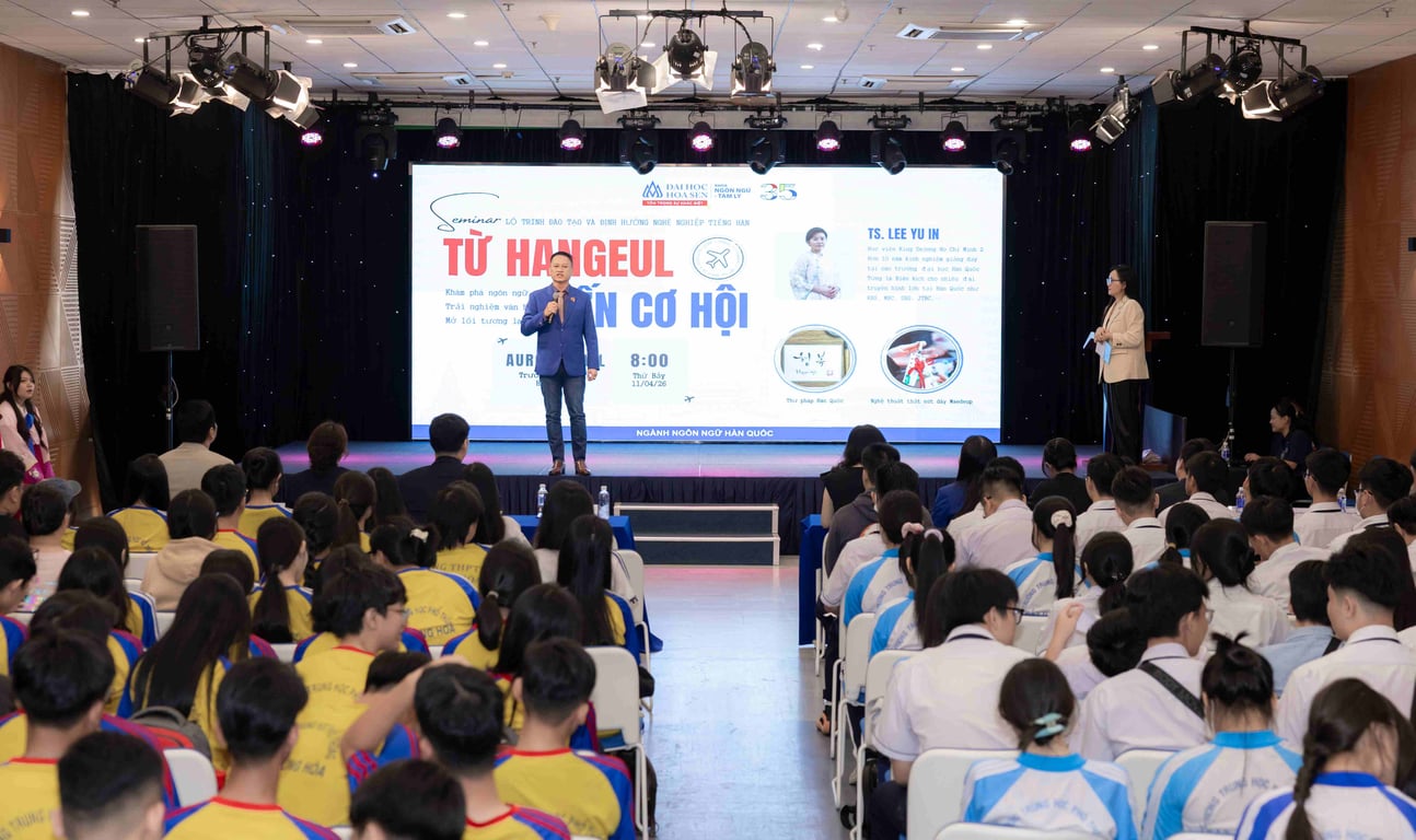 TS. Nguyễn Chí Duy Khương chia sẻ với học sinh