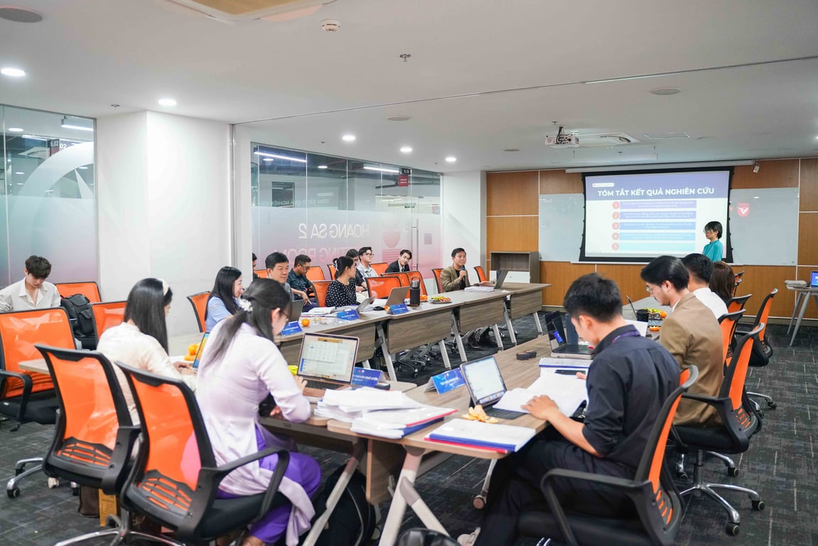 vlu-sinh-vien-khoa-27-nganh-quan-he-cong-chung-va-truyen-thong-da-phuong-tien-bao-ve-khoa-luan-tot-nghiep-c.jpg
