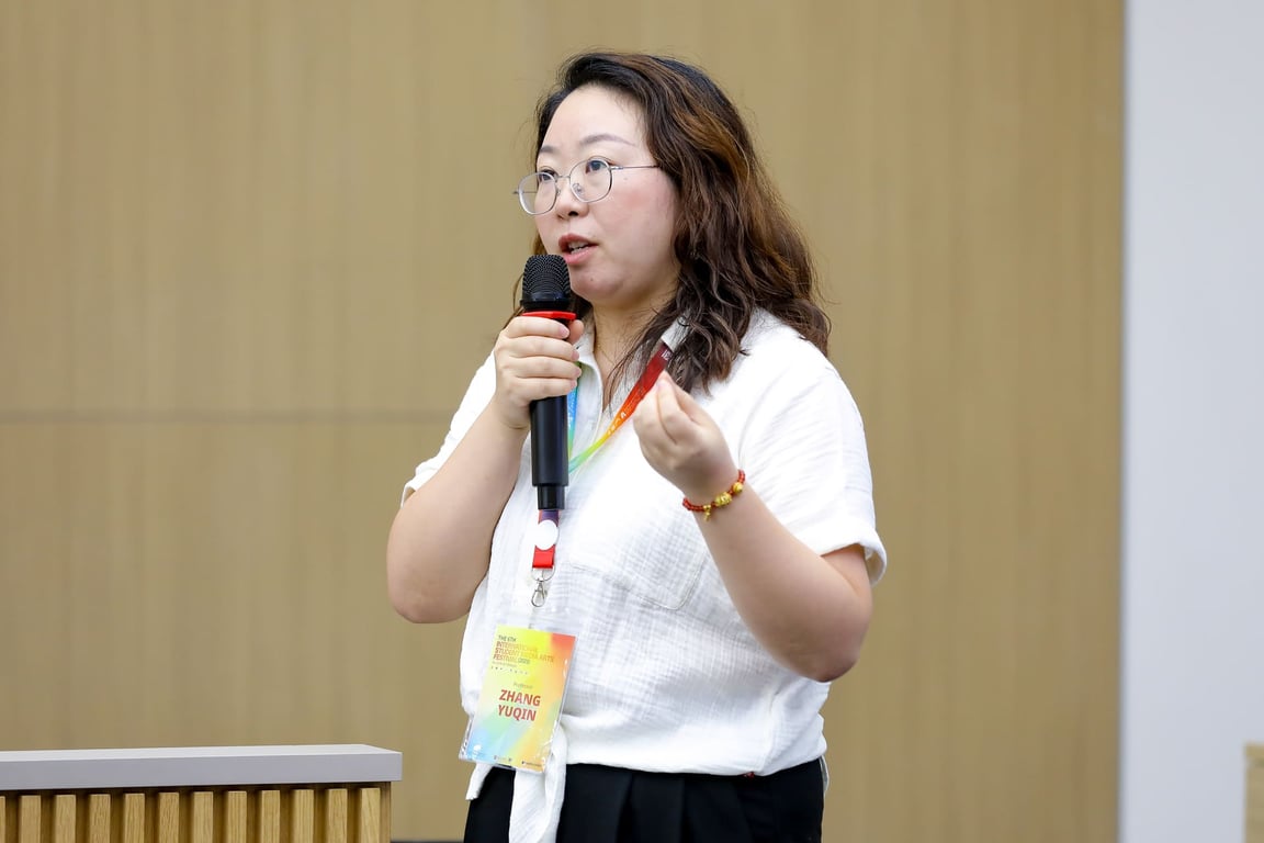 sinh-vien-van-lang-thuc-hanh-su-dung-cong-cu-ai-trong-sang-tao-hoat-hinh-b.jpg