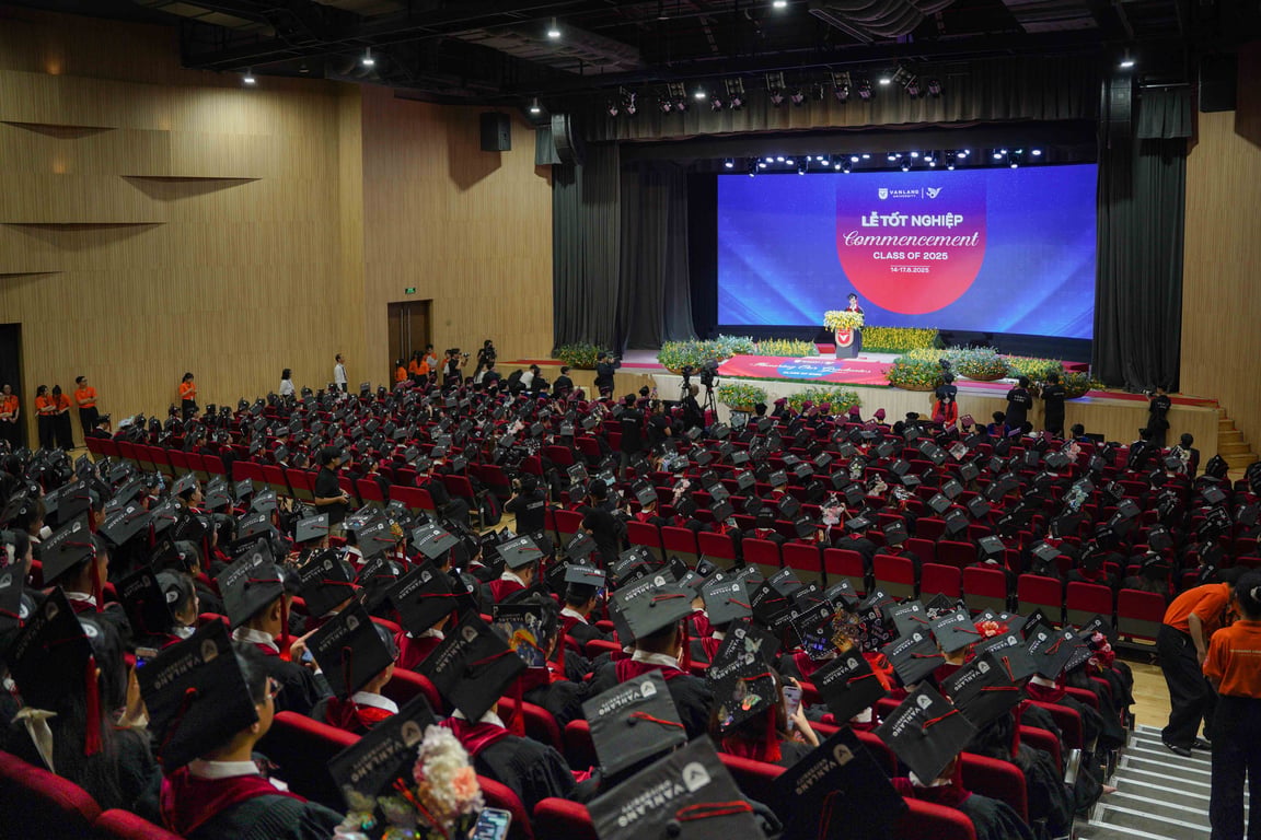 vlu-thu-khoa-quan-tri-kinh-doanh-buoc-ngoat-chuyen-nganh-va-hanh-trinh-tim-lai-dam-me-tai-vlu-e.jpg