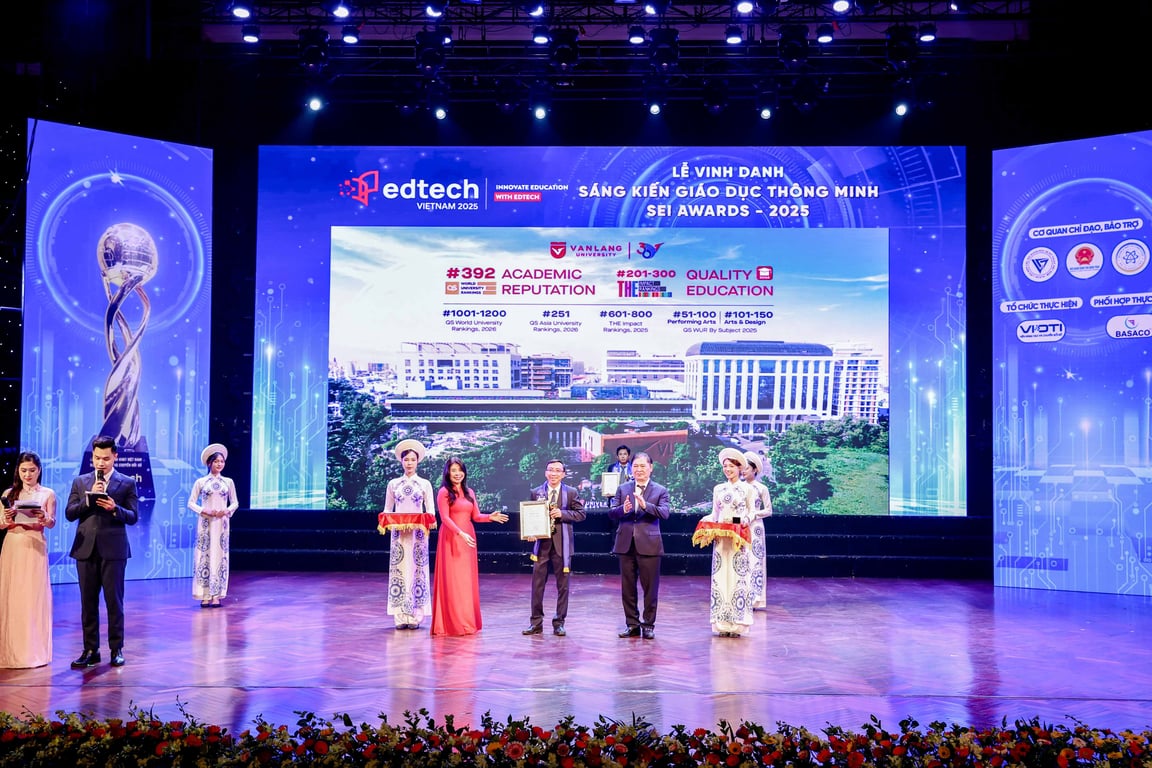 van-lang-university-duoc-vinh-danh-“moi-truong-giao-duc-cua-nam”-tai-sei-awards-2025-a.jpg