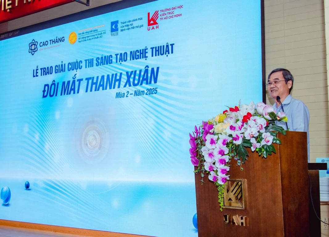 Có thể là hình ảnh về cái bục và văn bản