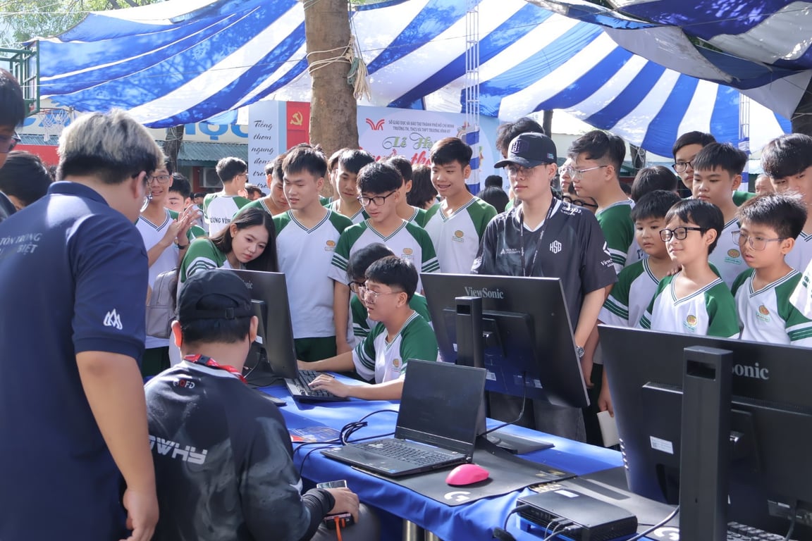 HSU lan tỏa tinh thần học tập tại Lễ hội Truyền thống Trường Trương Vĩnh Ký