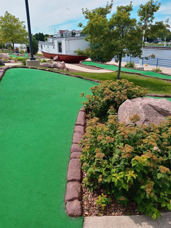 Harbor Pointe Miniature Golf banner