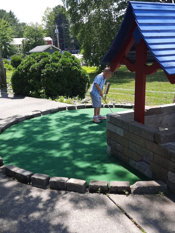 Gifford's Mini Golf banner