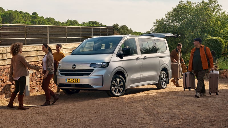 Nieuwe Volkswagen e-Caravelle en e-Transporter Kombi: elektrisch personenvervoer op topniveau