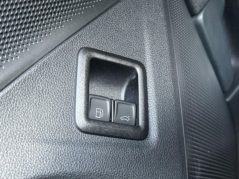 48077656-14.jpg