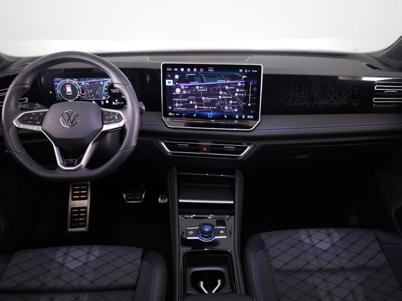 48108411-6.jpg