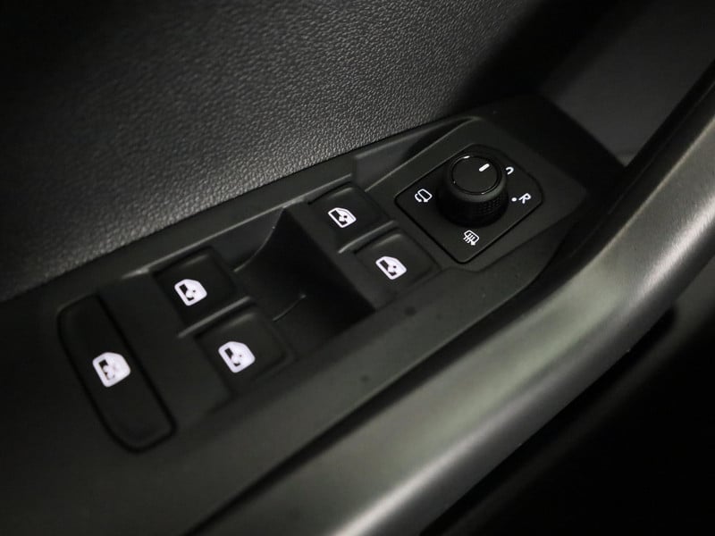 51536142-25.jpg