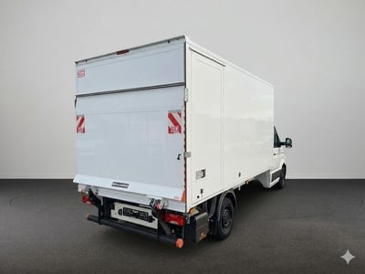 52048477-3.jpg