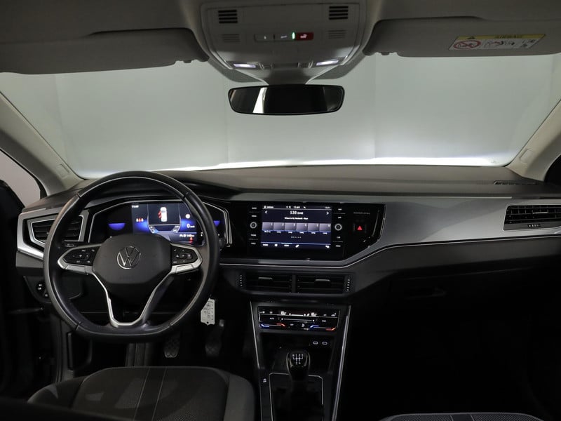52700288-6.jpg