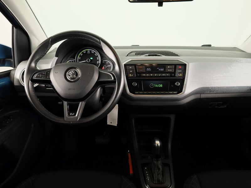 52808070-7.jpg