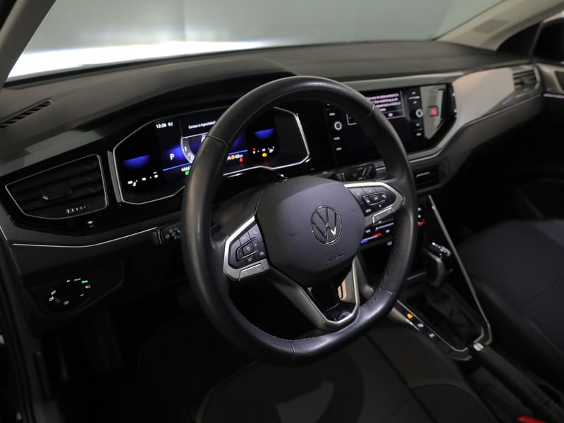52820958-7.jpg