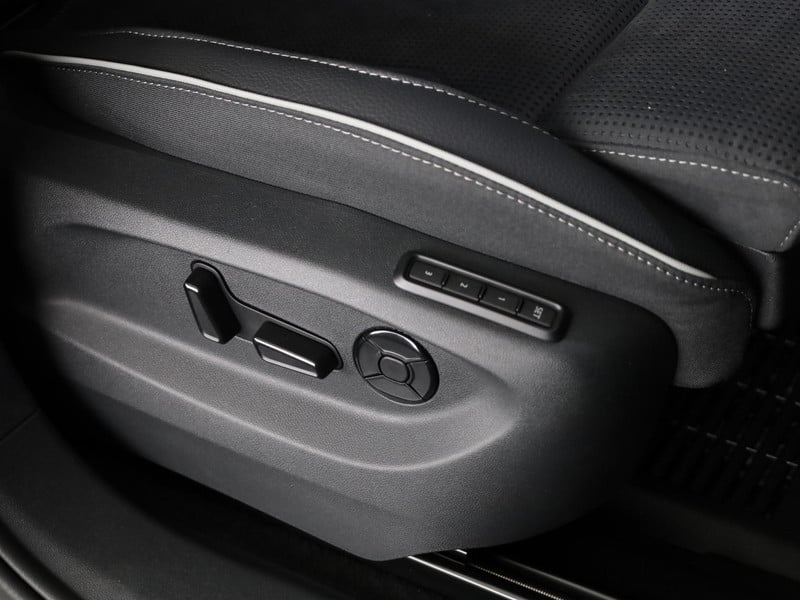 52823595-25.jpg