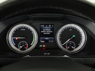 52898884-9.jpg