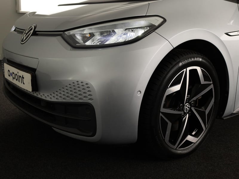 53482418-18.jpg