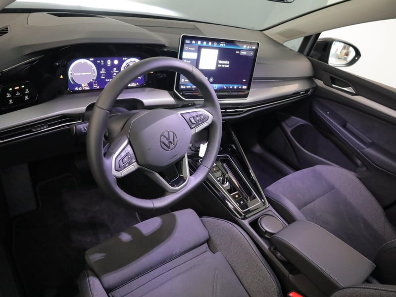 53672800-6.jpg
