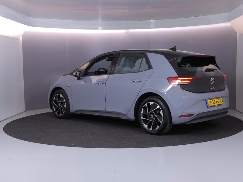 55751188-3.jpg