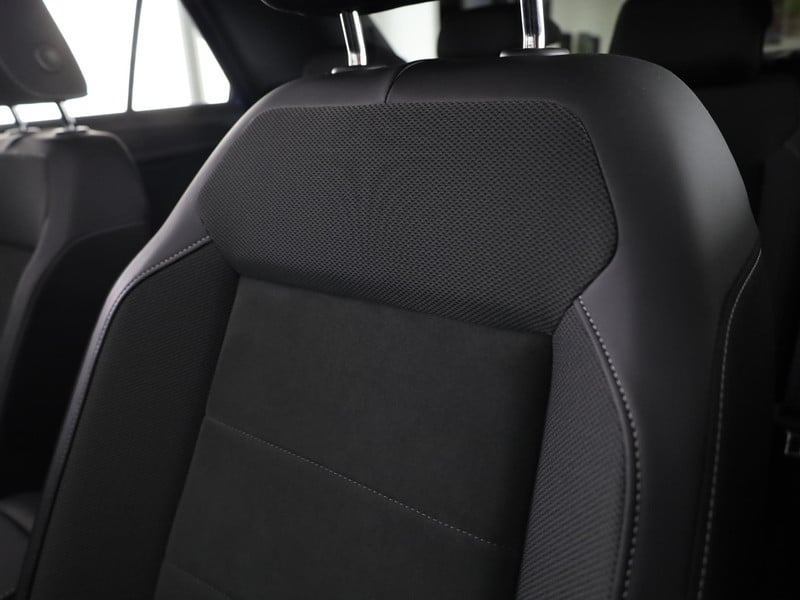 56089445-7.jpg
