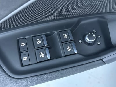 56246567-6.jpg