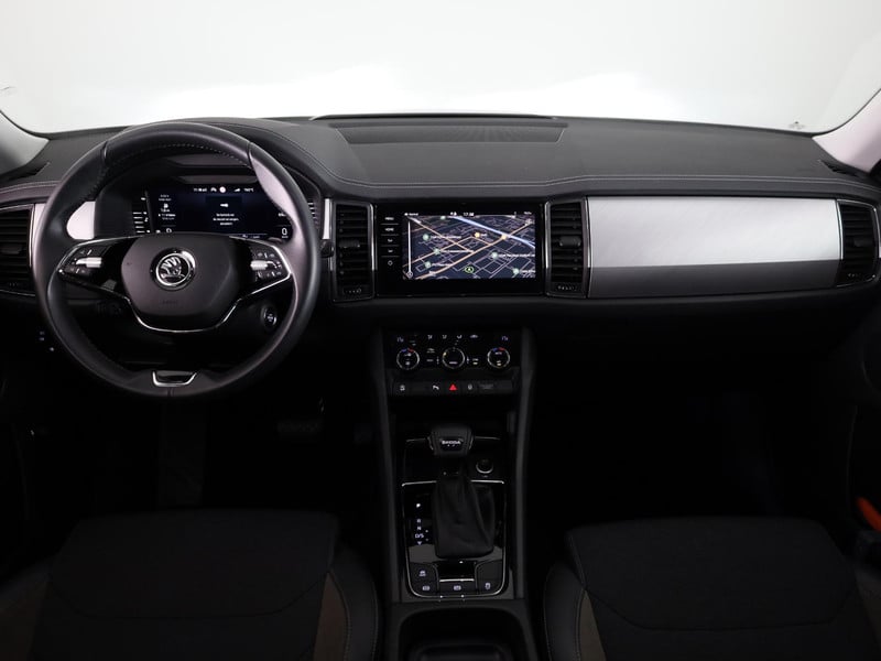 57052408-5.jpg