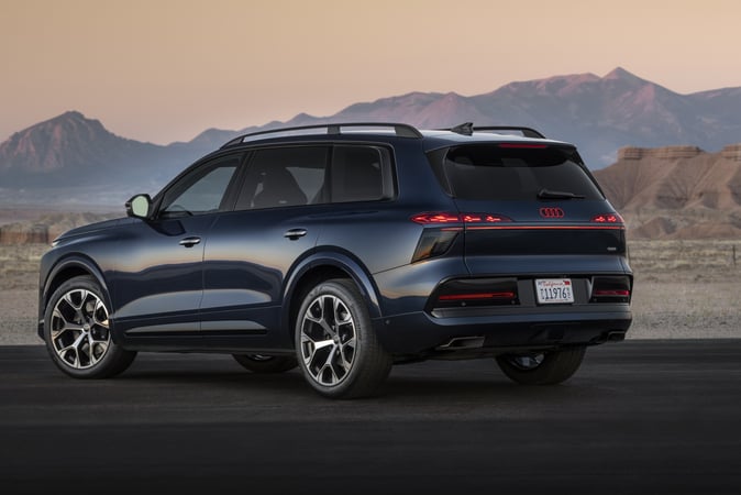 Wereldprimeur in de Audi Q9: een gebogen digitale OLED lichtunit