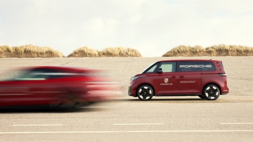 ID. Buzz blaast historische Porsche Renndienst nieuw leven in