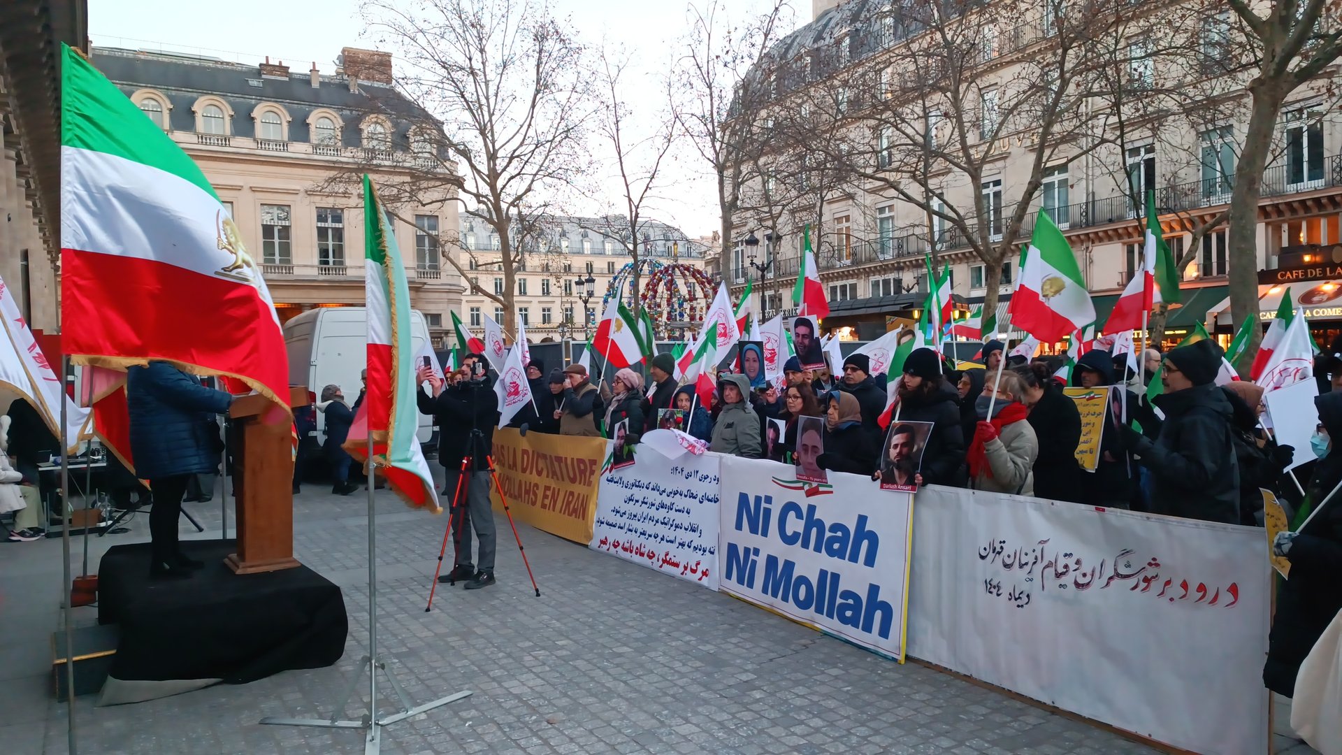 διαδηλωτές στο Παρίσι διαμαρτύρονται κατά του κληρικού καθεστώτος και των άδικων δολοφονιών των διαδηλωτών στο Ιράν

Protesters in Paris are demonstrating against the clerical regime and the unjust killings of protesters in Iran.  

Des manifestants à Paris protestent contre le régime clérical et les meurtres injustes des manifestants en Iran.  