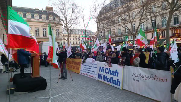 διαδηλωτές στο Παρίσι διαμαρτύρονται κατά του κληρικού καθεστώτος και των άδικων δολοφονιών των διαδηλωτών στο Ιράν

Protesters in Paris are demonstrating against the clerical regime and the unjust killings of protesters in Iran.  

Des manifestants à Paris protestent contre le régime clérical et les meurtres injustes des manifestants en Iran.  