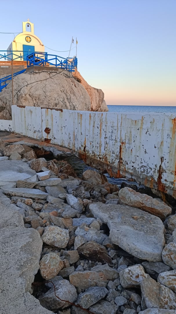 ο δρόμος για το παρεκκλήσι του Αγίου Νικολάου καταστράφηκε σχεδόν ολοσχερώς μετά τις κακοκαιρίες του τελευταίου μήνα 